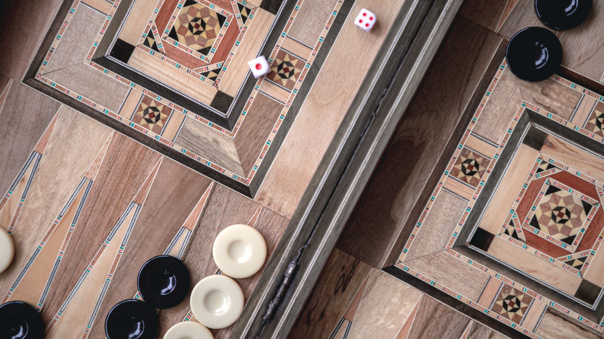 Bild eines traditionellen iranischen Backgammon-Spielbretts