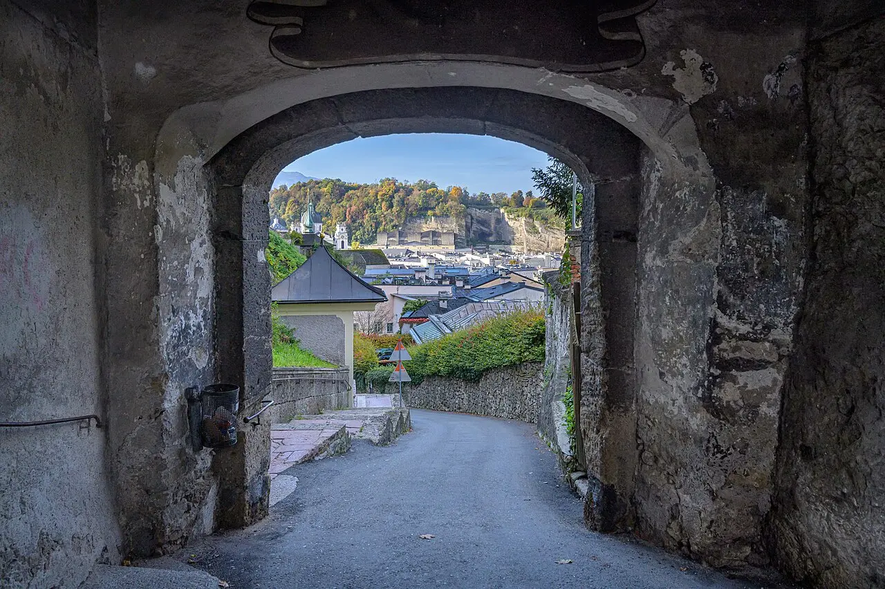 Salzburg - Blick durch die Felixpforte nach Südwesten auf den Mönchsberg